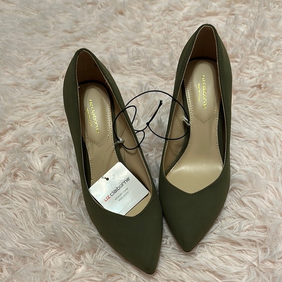 Liz Claiborne Shoes - Liz Claiborne Burnt Olive Memory Foam Pumps size 5.5 wide